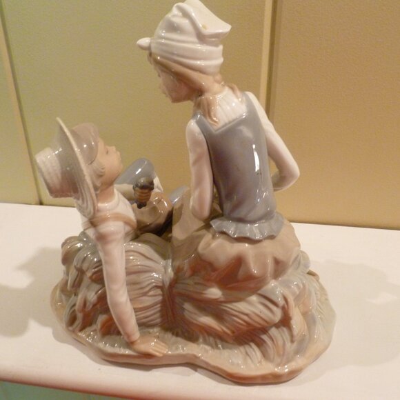 Nao by Lladro Vintage 1977 Figurine 'Chattering' #199 Boy and Girl Eating Grapes - Picture 8 of 16
